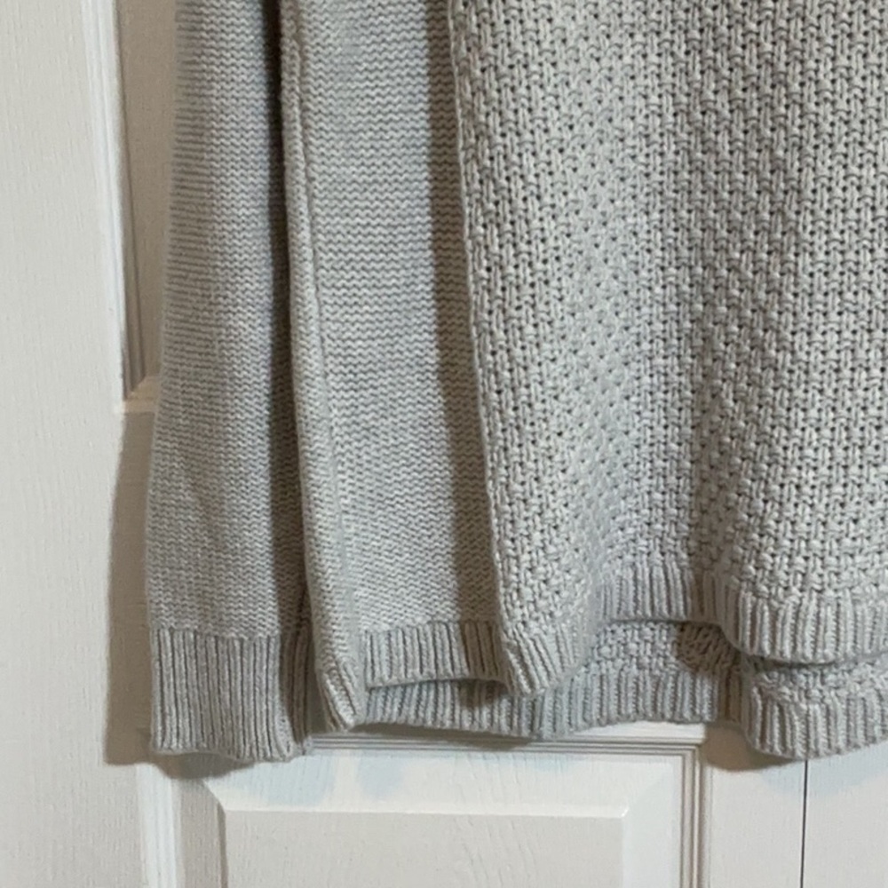NWT Banana Republic Light Gray Cable Knit Sweater size Medium - Picture 9 of 10